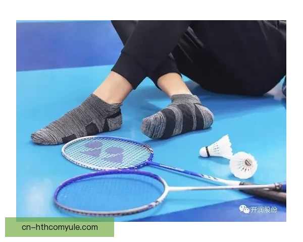 波兰严寒中球员穿戴保暖衣袜备